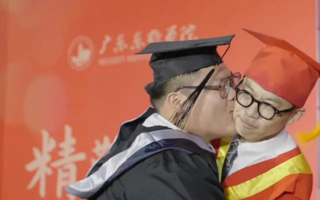 男生毕业典礼太激动，直接“忍不住”亲了校长一口。校长：听我说谢谢你～ | 美加墨世界杯官网