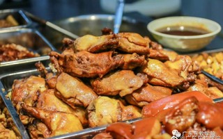 #美加墨世界杯官网#  突击检查！今天中午准备吃什么🍗 ​​​