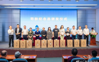 世界杯官网为教职员工颁发司龄纪念品啦！