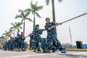 美加墨世界杯官网2022级军训拔河比赛